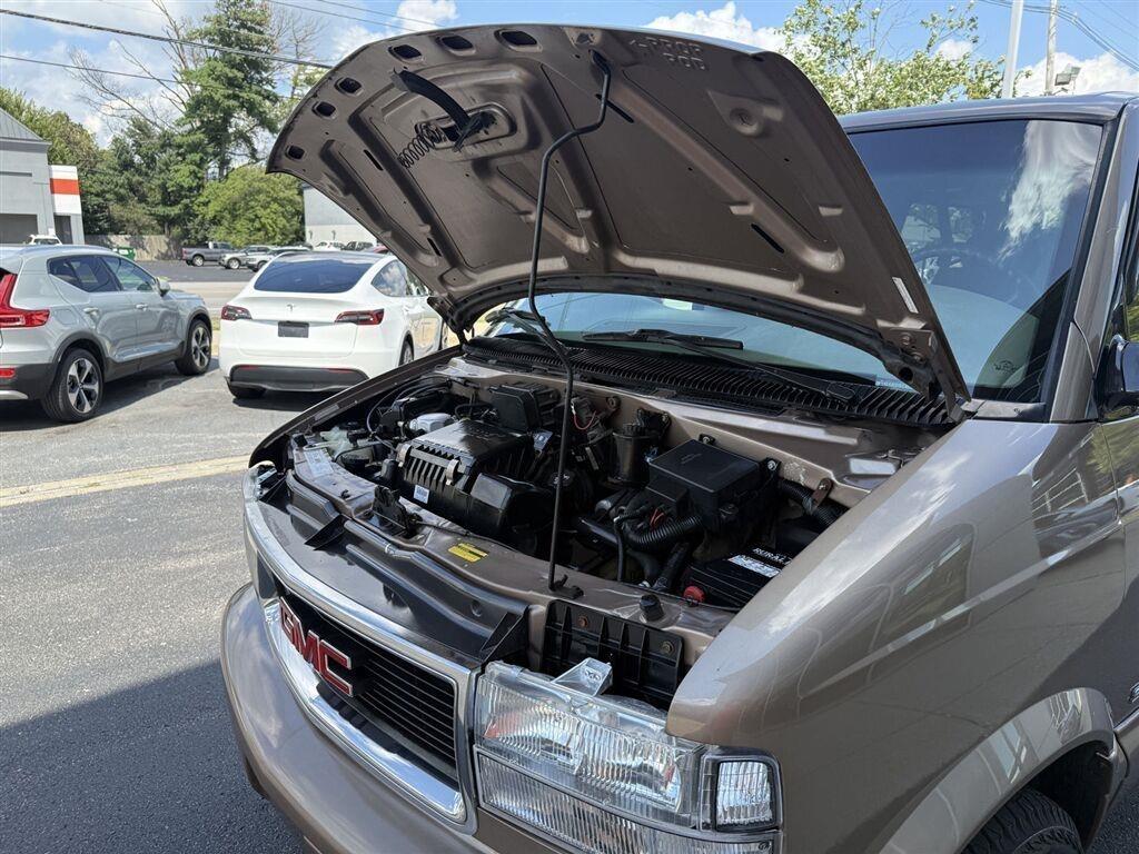 GMC Safari Passenger Van AWD 2003