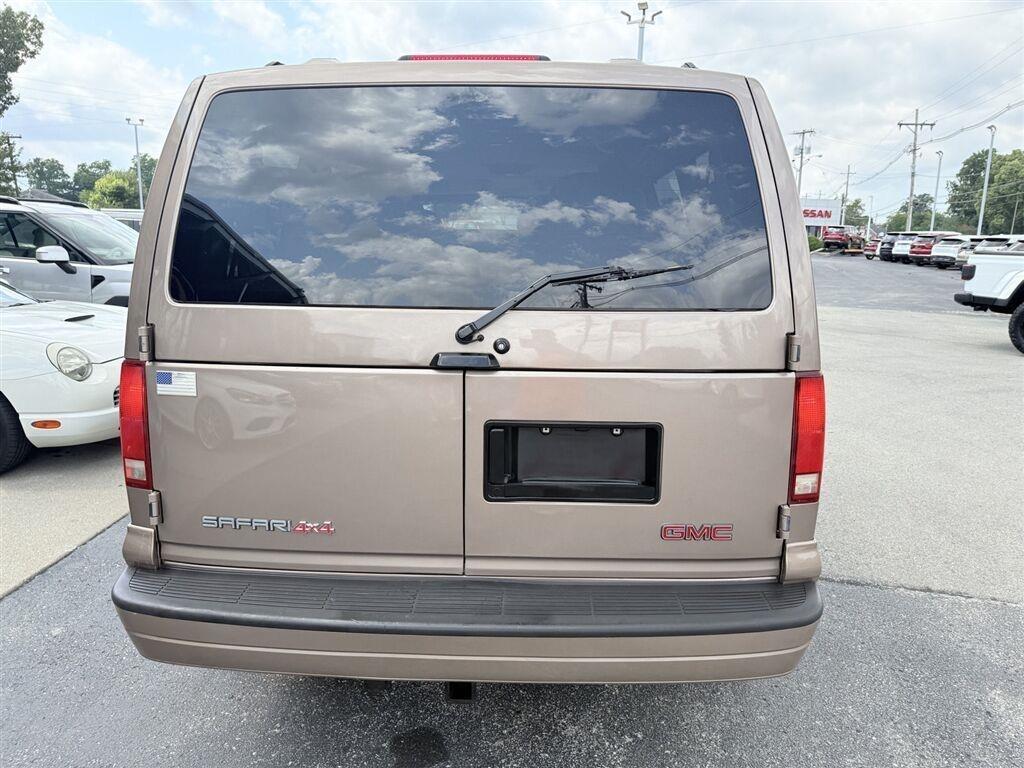 GMC Safari Passenger Van AWD 2003