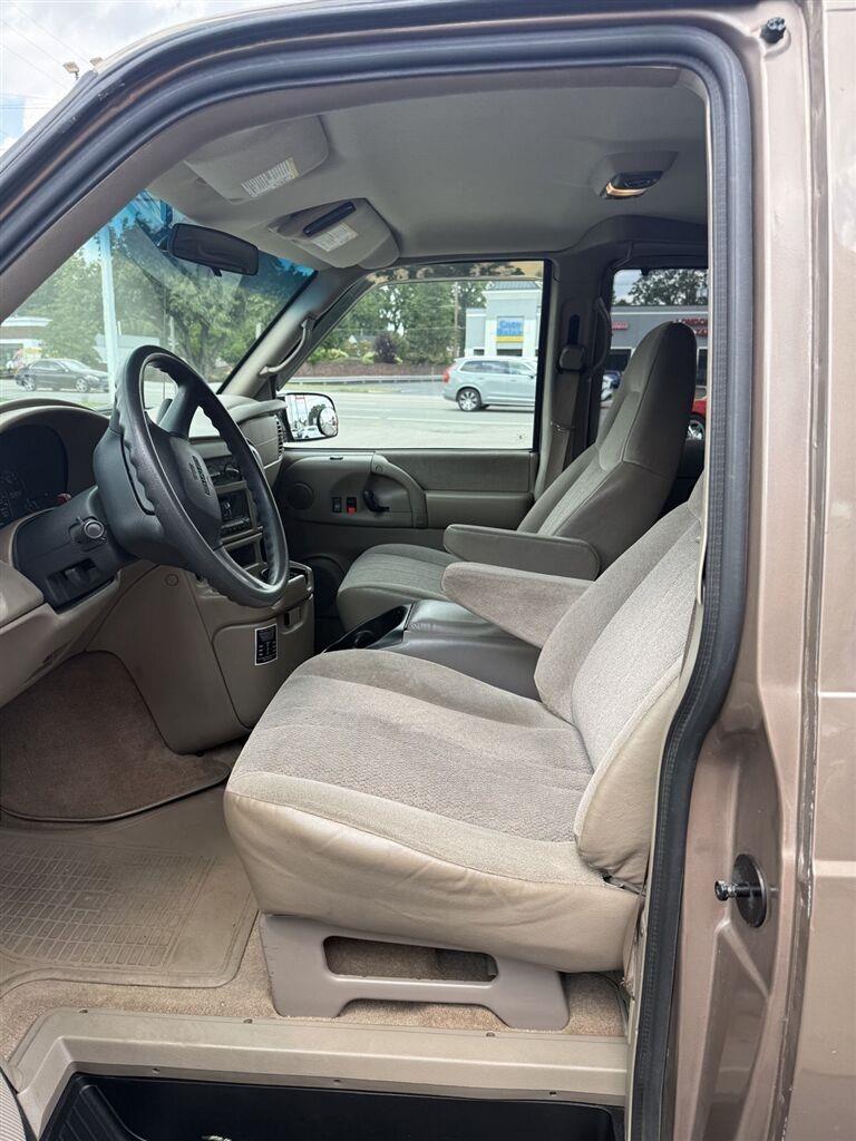 GMC Safari Passenger Van AWD 2003