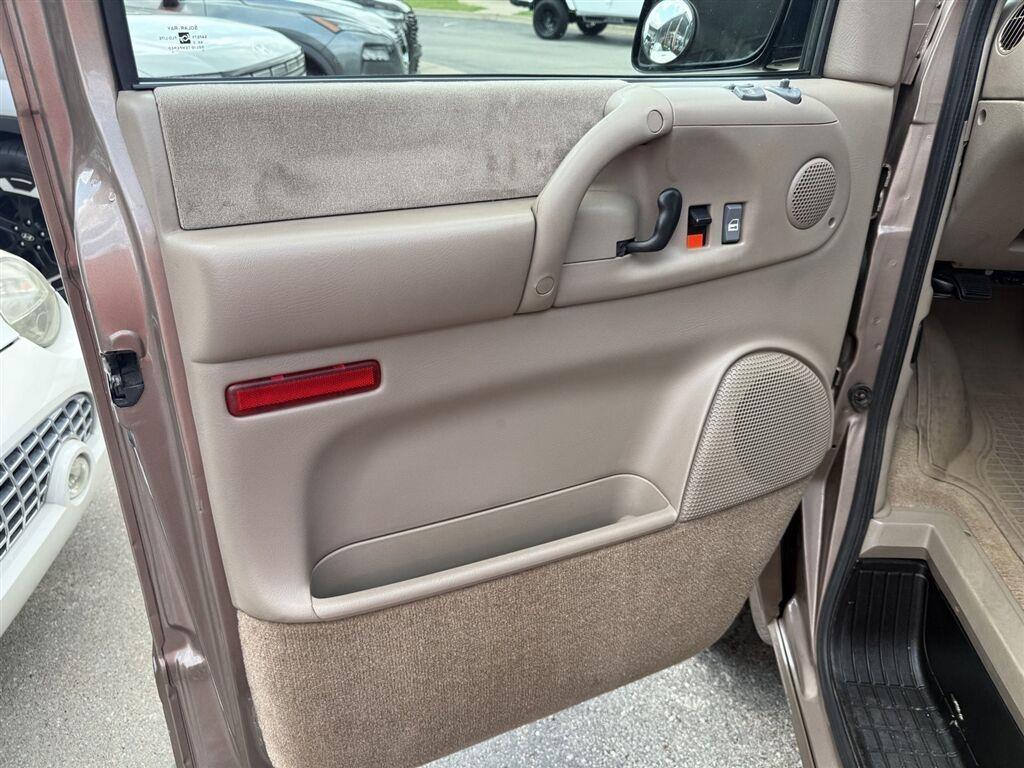 GMC Safari Passenger Van AWD 2003