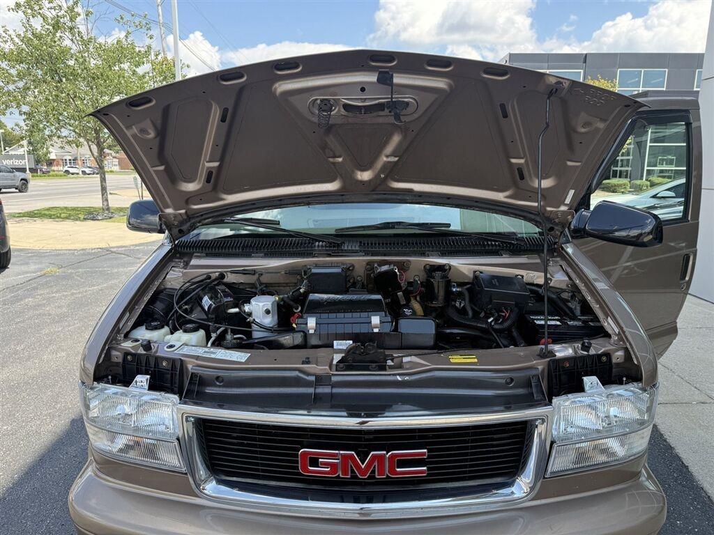GMC Safari Passenger Van AWD 2003