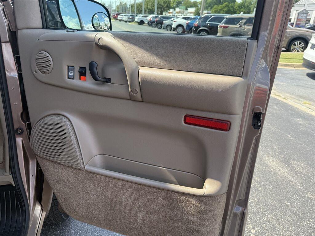 GMC Safari Passenger Van AWD 2003