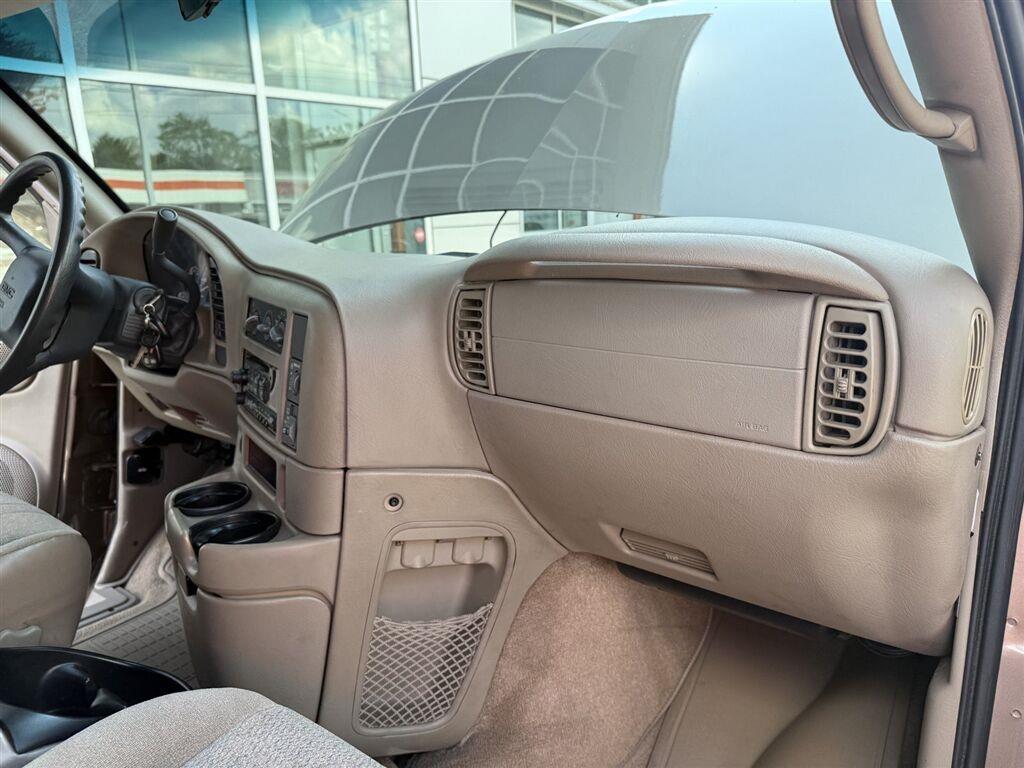 GMC Safari Passenger Van AWD 2003