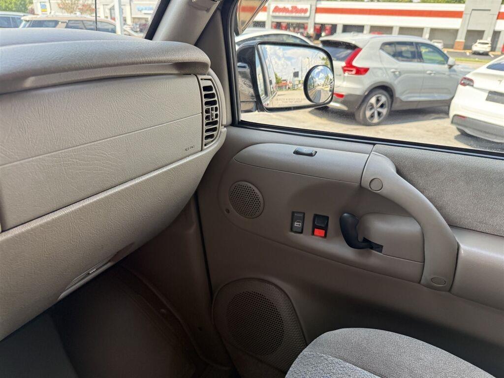 GMC Safari Passenger Van AWD 2003