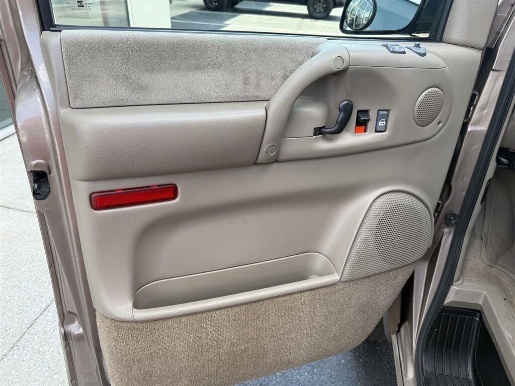 GMC Safari Passenger Van AWD 2003