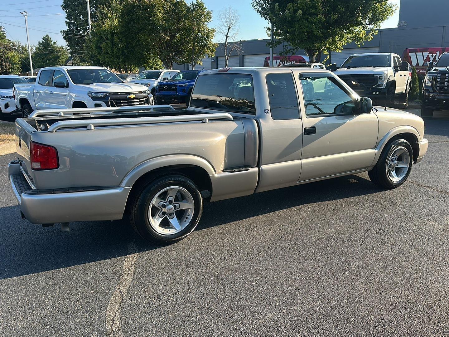 GMC Sonoma SLS Ext. Cab Short Bed 2WD 2001