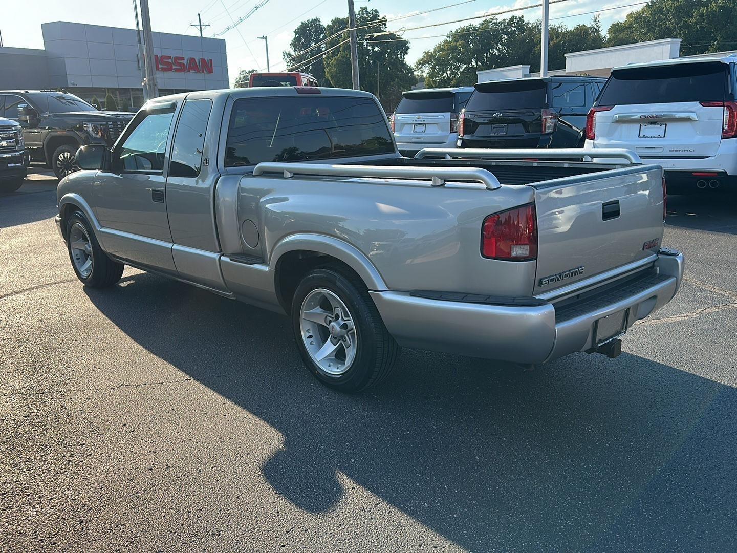 GMC Sonoma SLS Ext. Cab Short Bed 2WD 2001