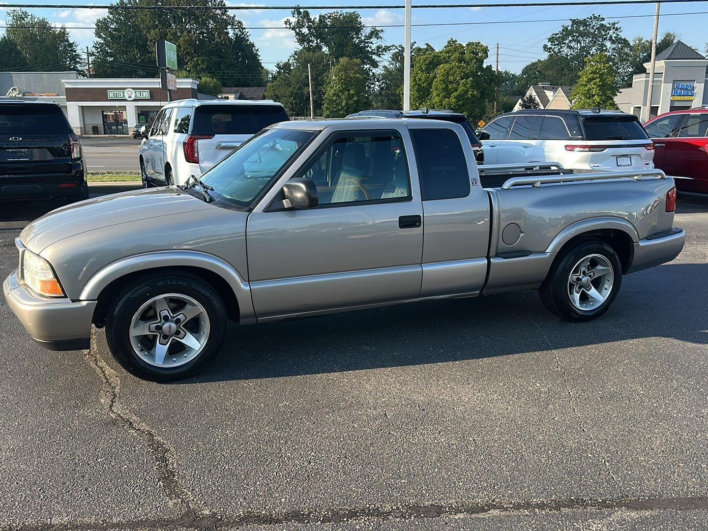 GMC Sonoma SLS Ext. Cab Short Bed 2WD 2001
