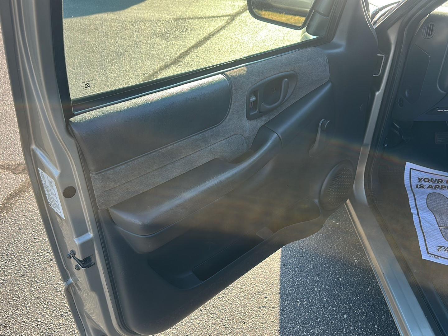 GMC Sonoma SLS Ext. Cab Short Bed 2WD 2001