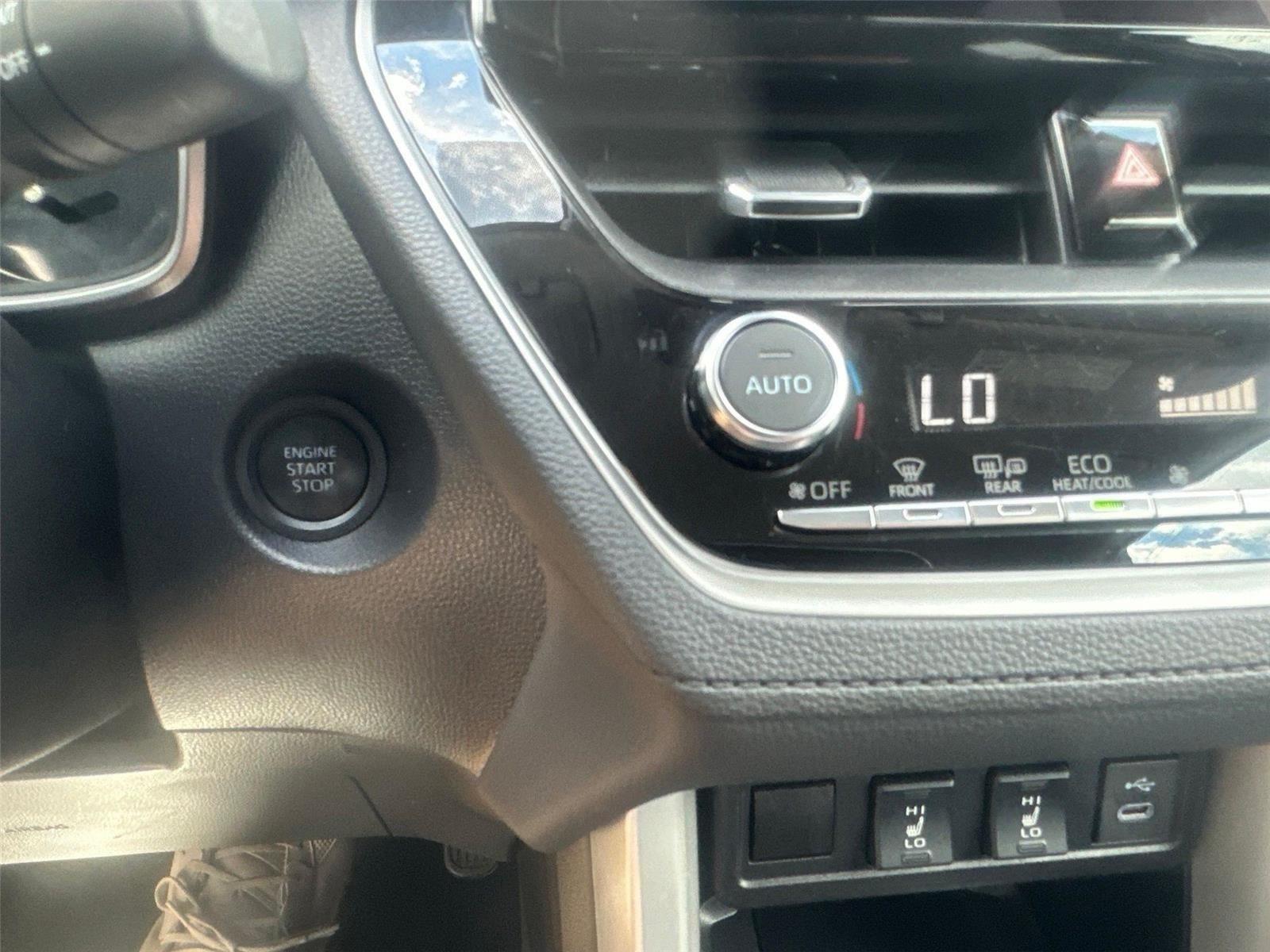 Toyota Corolla Cross XLE 2025