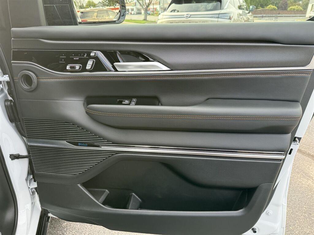 Jeep Grand Wagoneer Base 2026