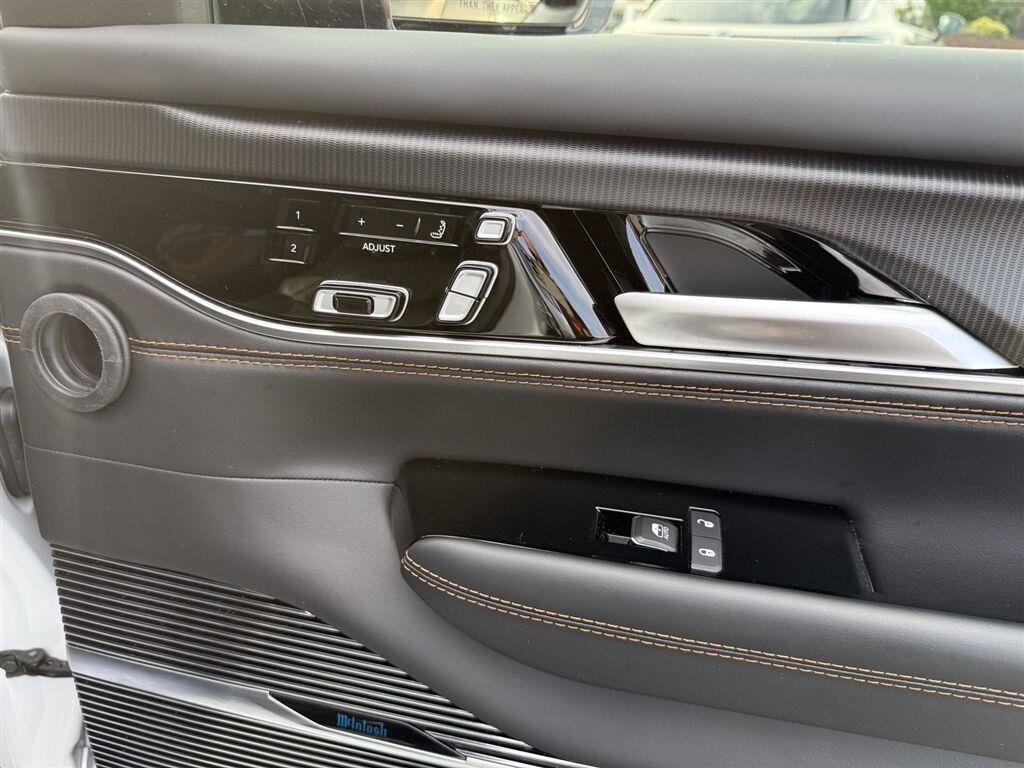 Jeep Grand Wagoneer Base 2026