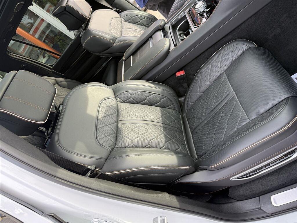 Jeep Grand Wagoneer Base 2026