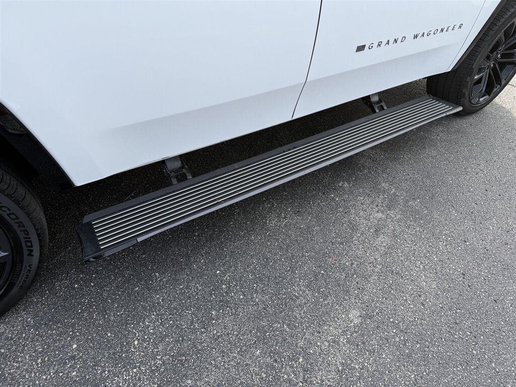 Jeep Grand Wagoneer Base 2026
