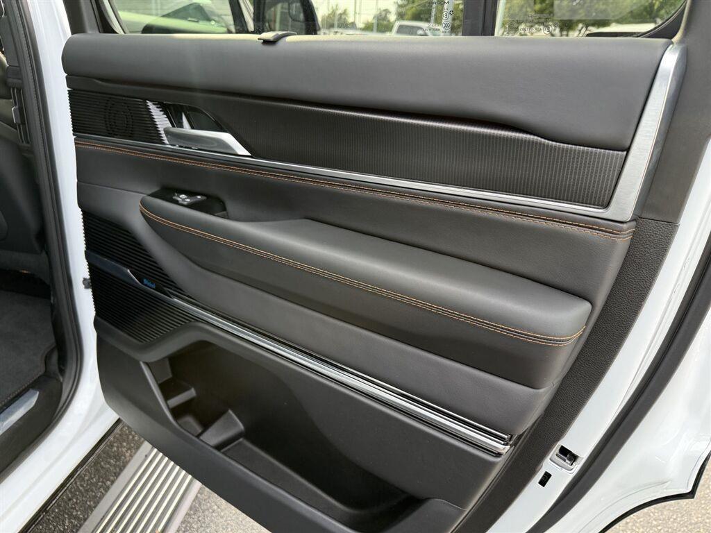 Jeep Grand Wagoneer Base 2026
