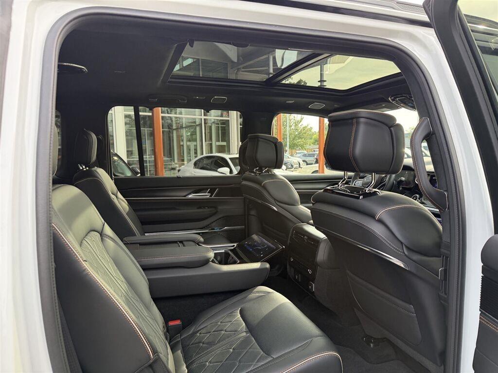 Jeep Grand Wagoneer Base 2026