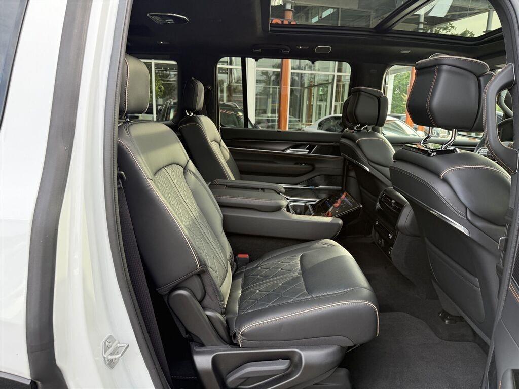 Jeep Grand Wagoneer Base 2026