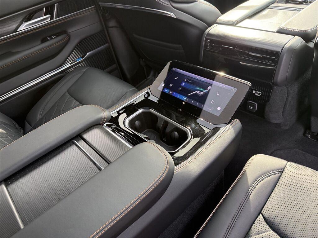 Jeep Grand Wagoneer Base 2026