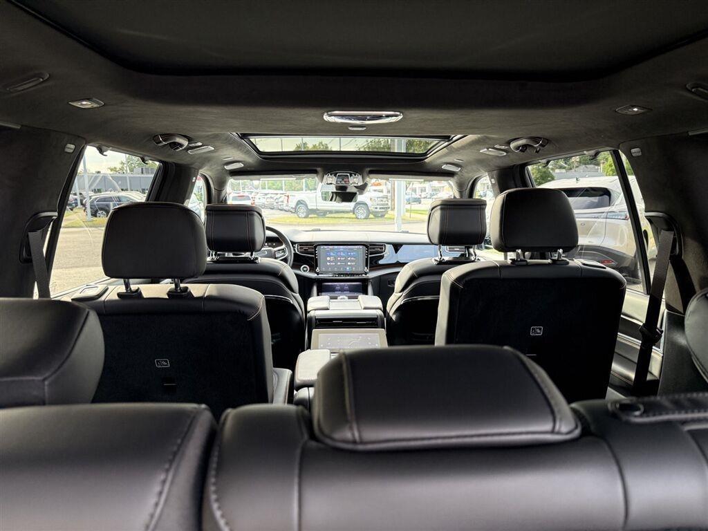 Jeep Grand Wagoneer Base 2026