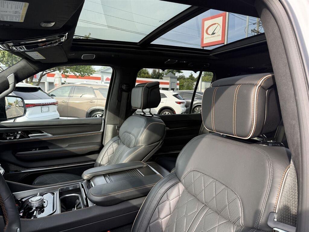 Jeep Grand Wagoneer Base 2026