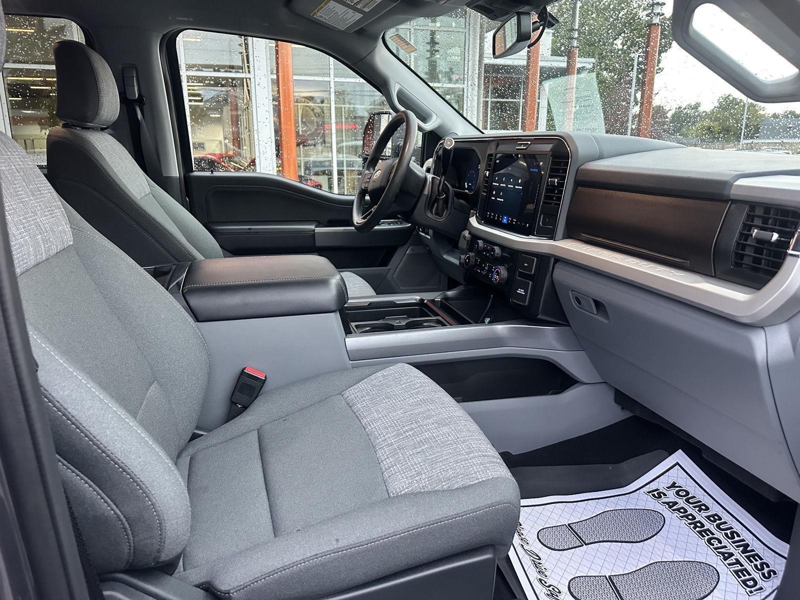 Ford F-350 SD XLT Crew Cab Long Bed 4WD 2026