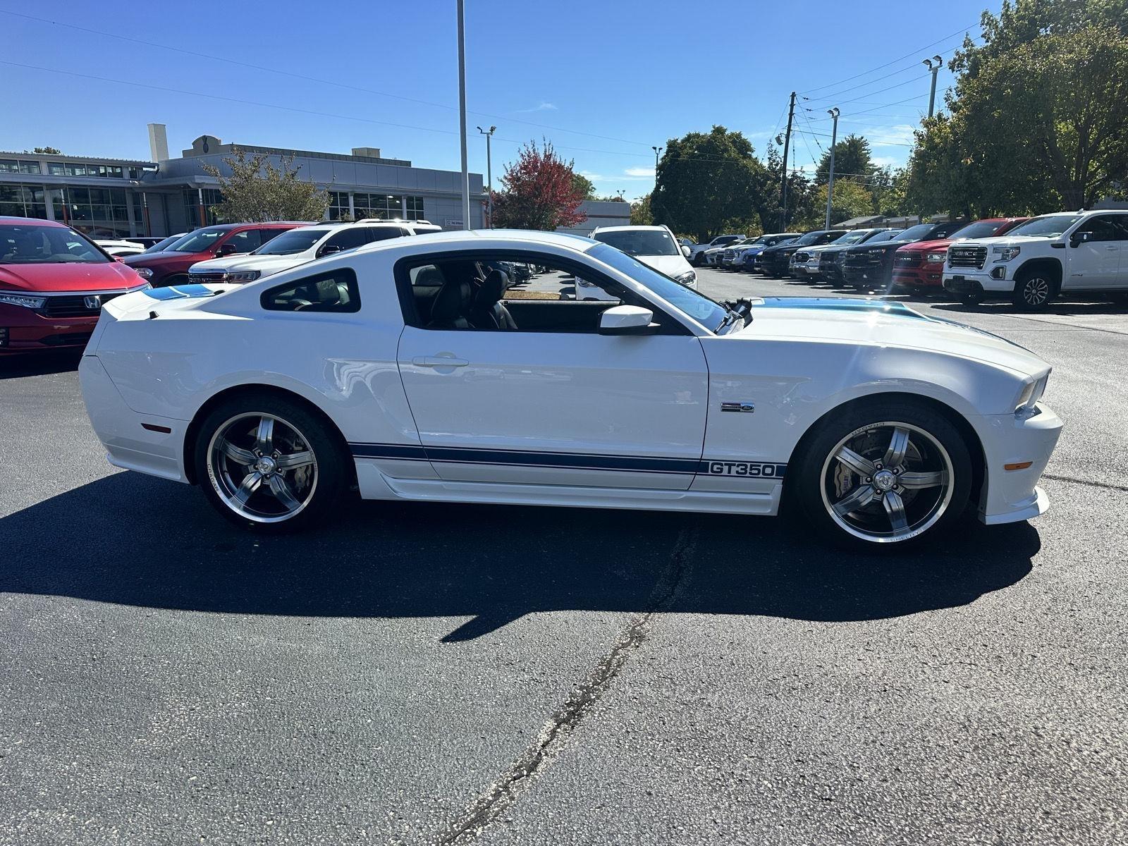 Ford Shelby GT350 Base 2011