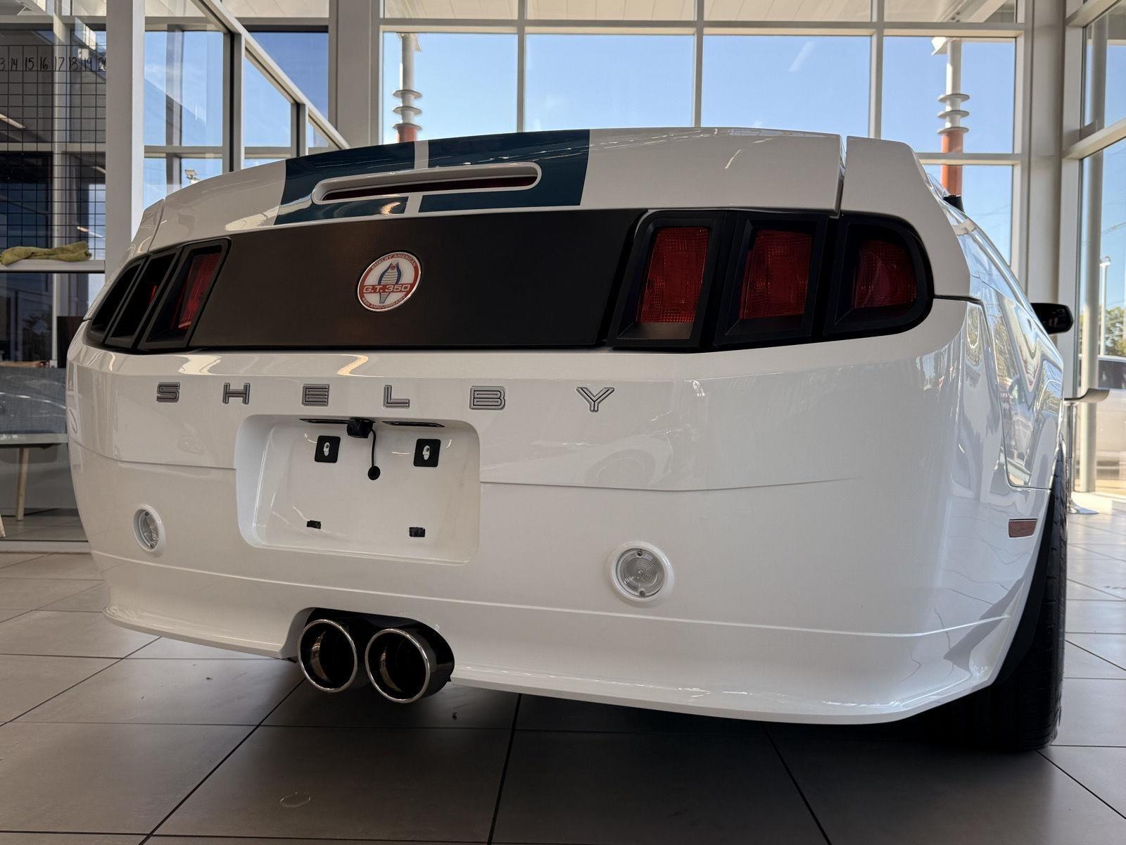 Ford Shelby GT350 Base 2011