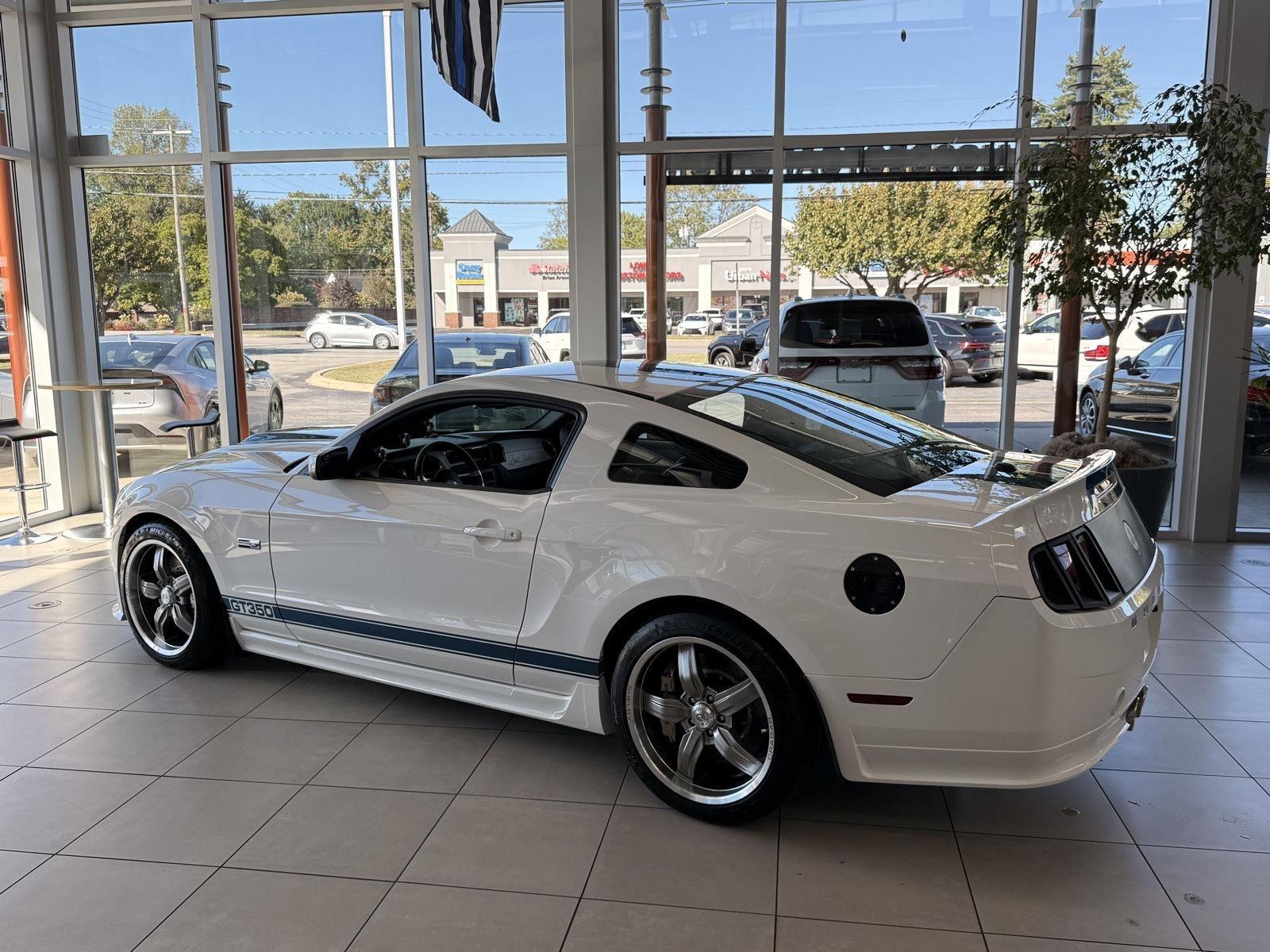 Ford Shelby GT350 Base 2011