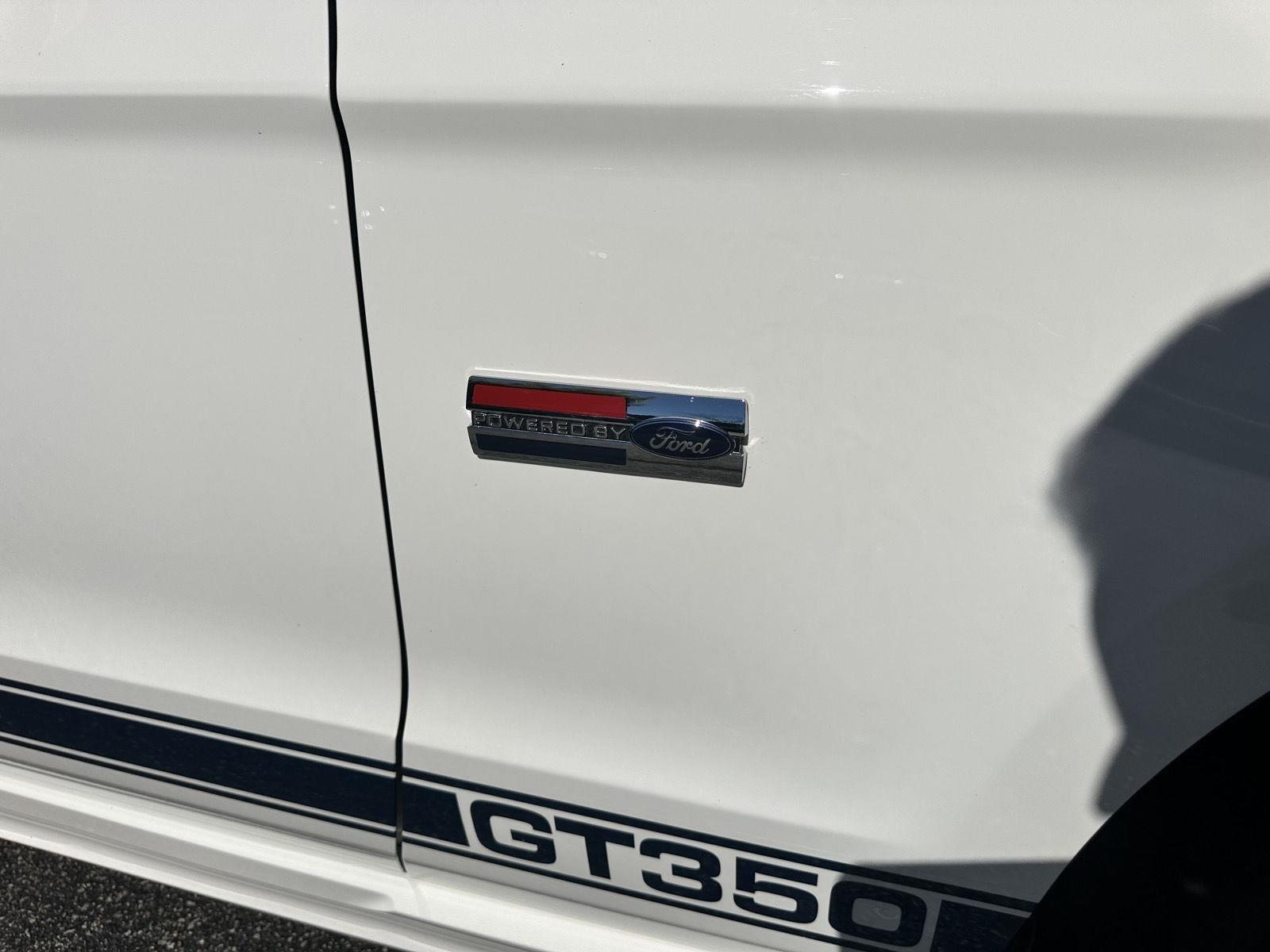 Ford Shelby GT350 Base 2011