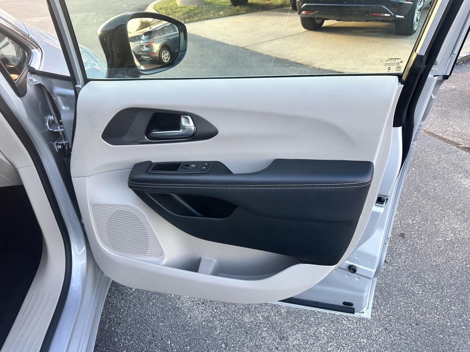 Chrysler Pacifica Touring L 2024