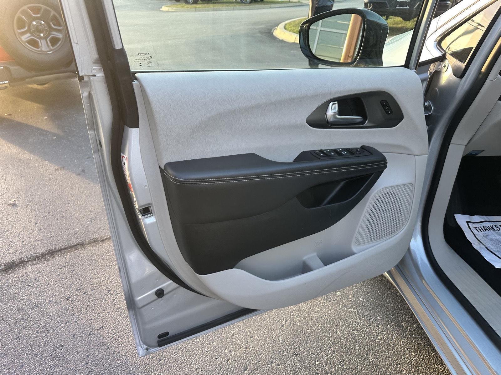 Chrysler Pacifica Touring L 2024