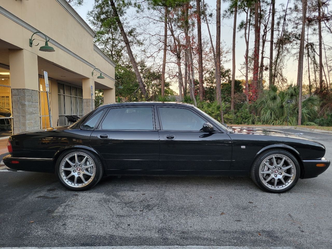 Jaguar XJ 4dr Sdn XJR 2002