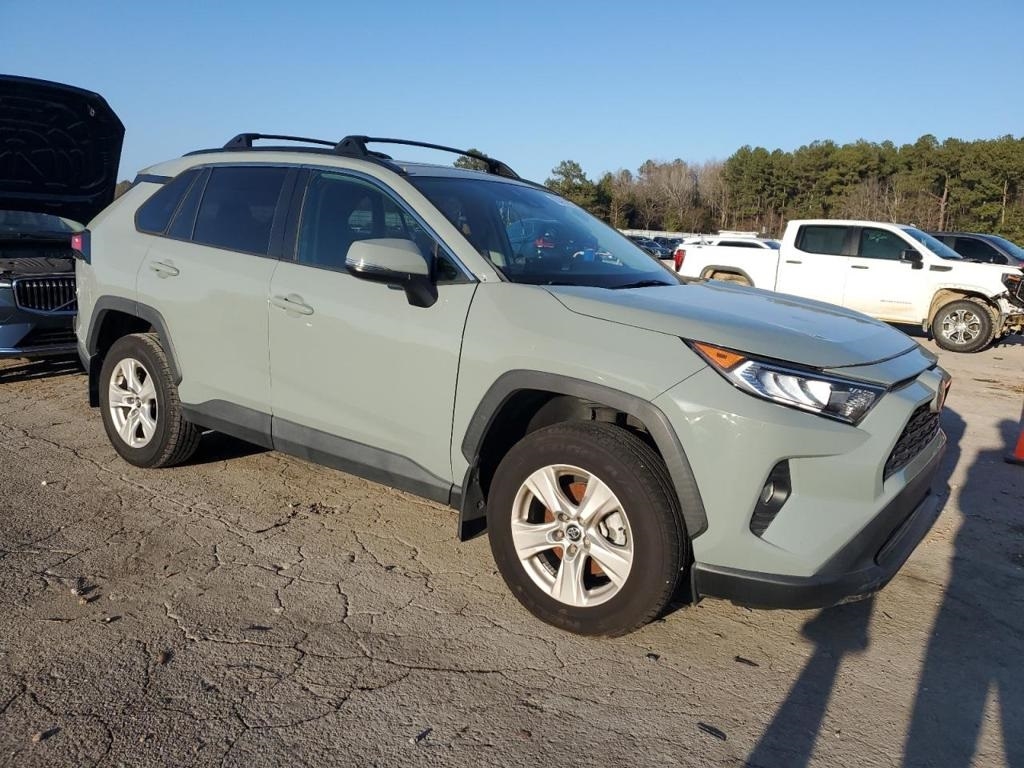 2019 Toyota RAV4 XLE photo 4