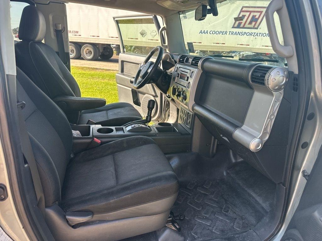 Toyota FJ Cruiser 2WD 2011