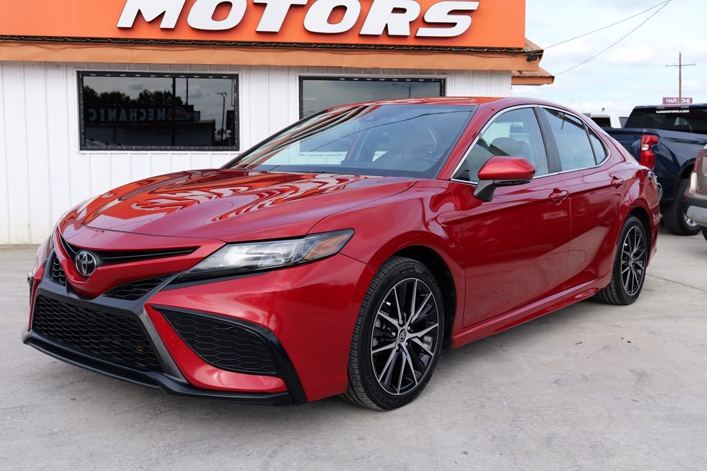 2022 Toyota Camry SE's photo