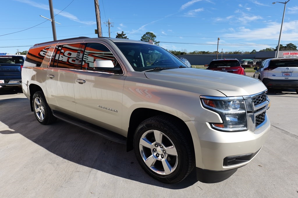 2017 Chevrolet Suburban 1500 LT photo 3