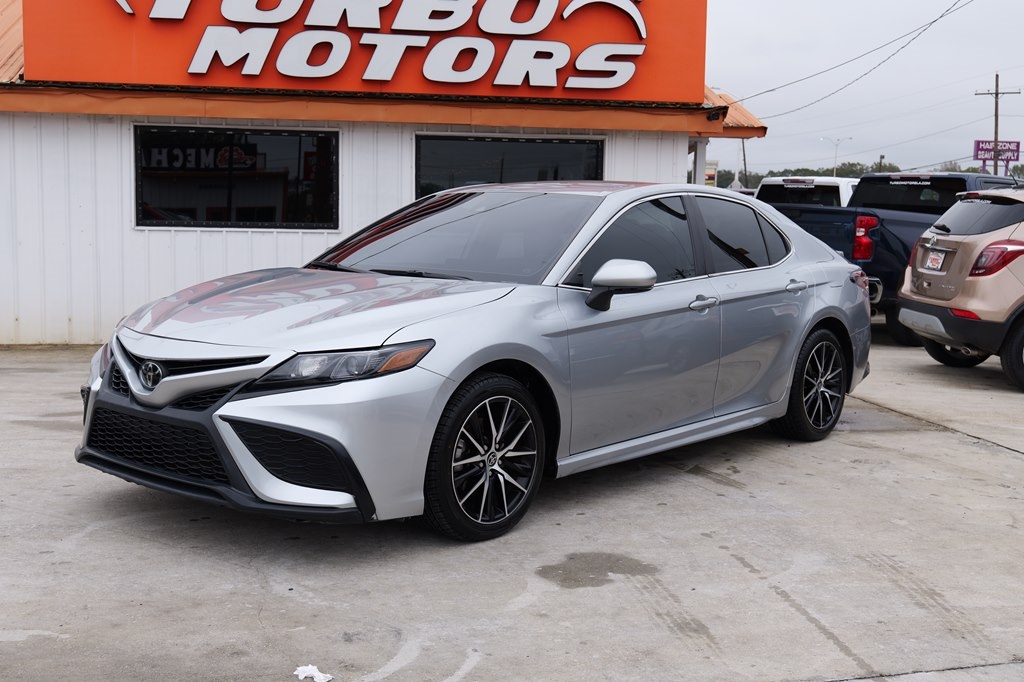 2023 Toyota Camry SE's photo