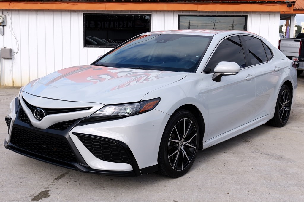 2023 Toyota Camry SE's photo