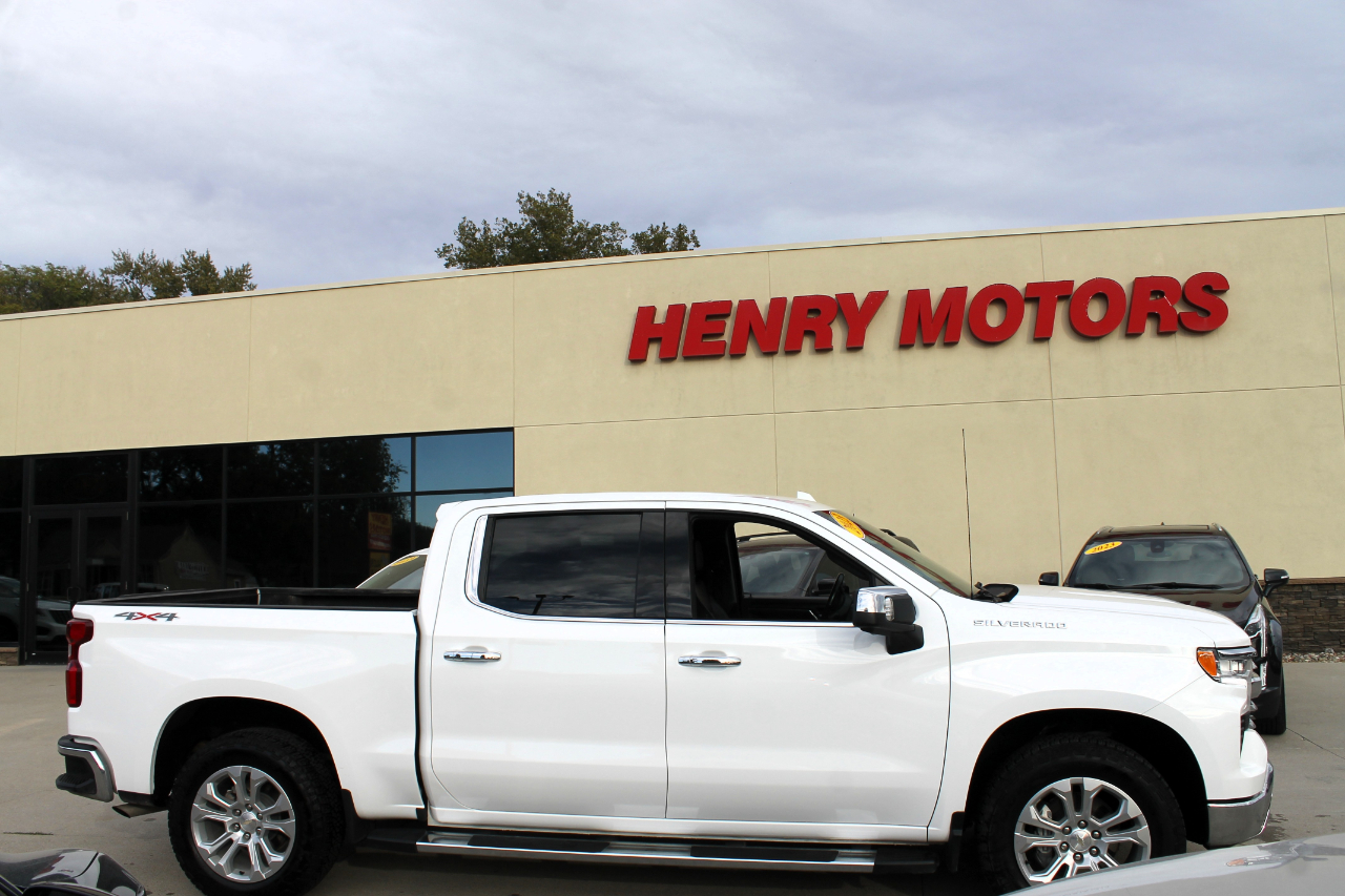 2023 Chevrolet Silverado 1500 LTZ photo 2