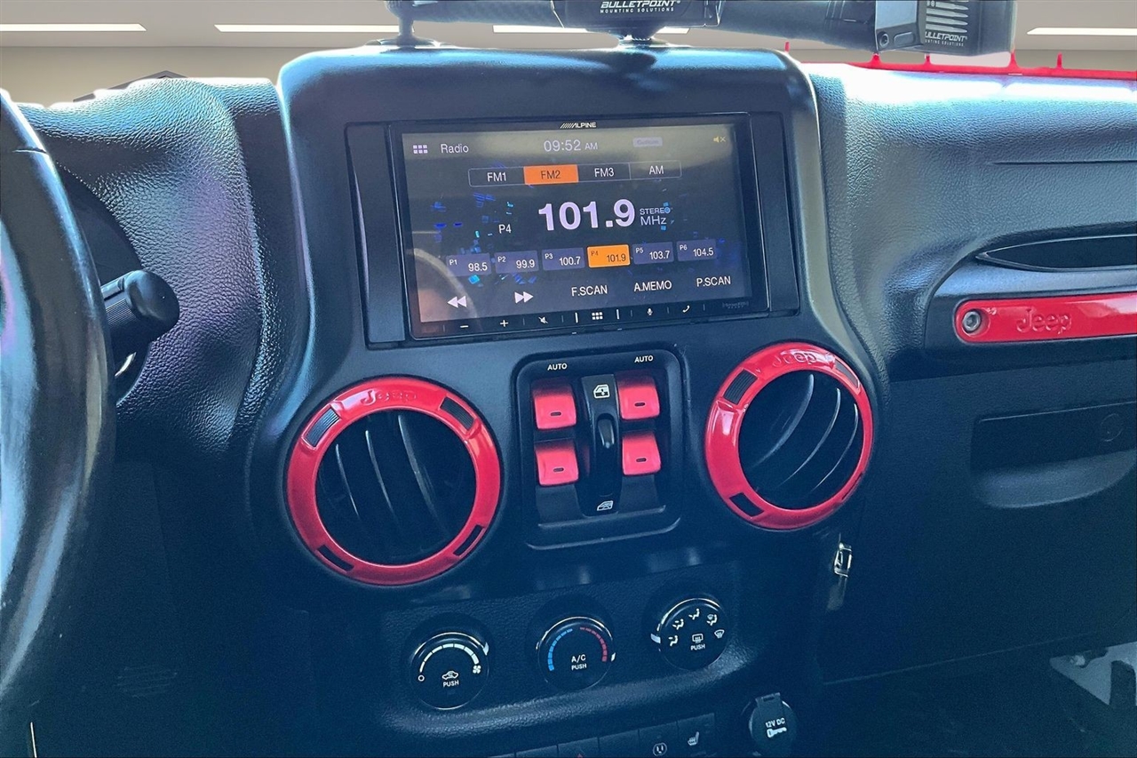 Jeep Wrangler Unlimited 4WD 4dr Sahara 2014