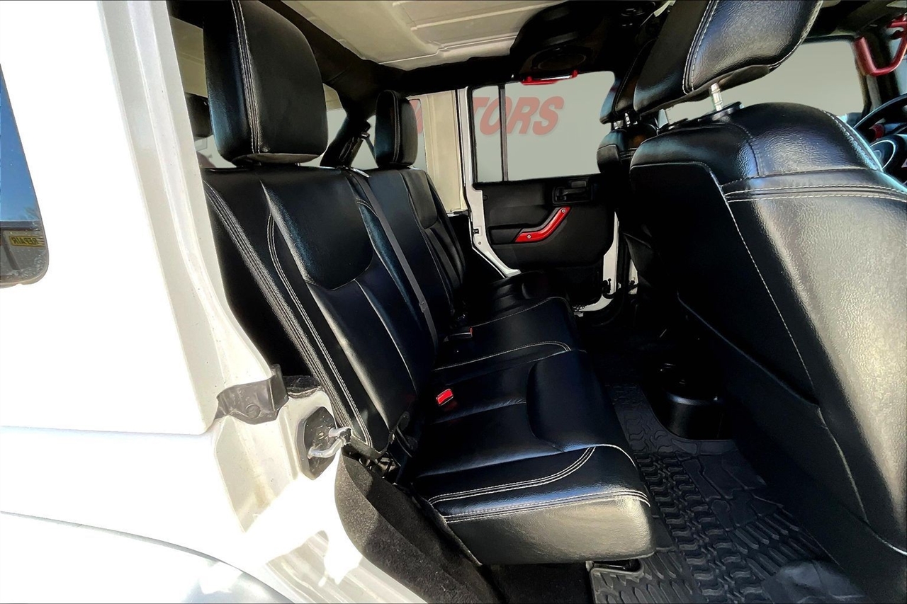 Jeep Wrangler Unlimited 4WD 4dr Sahara 2014