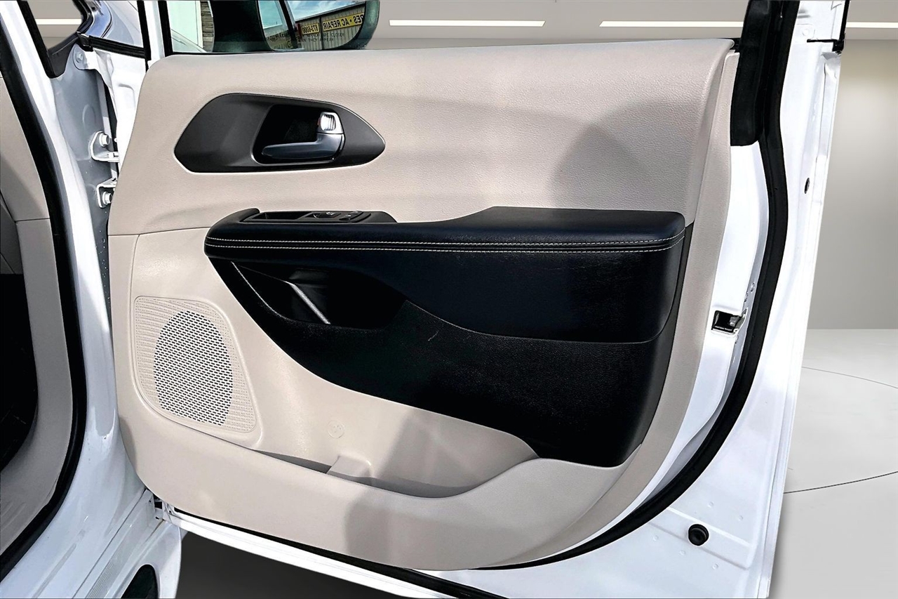 Chrysler Pacifica Touring L FWD 2023