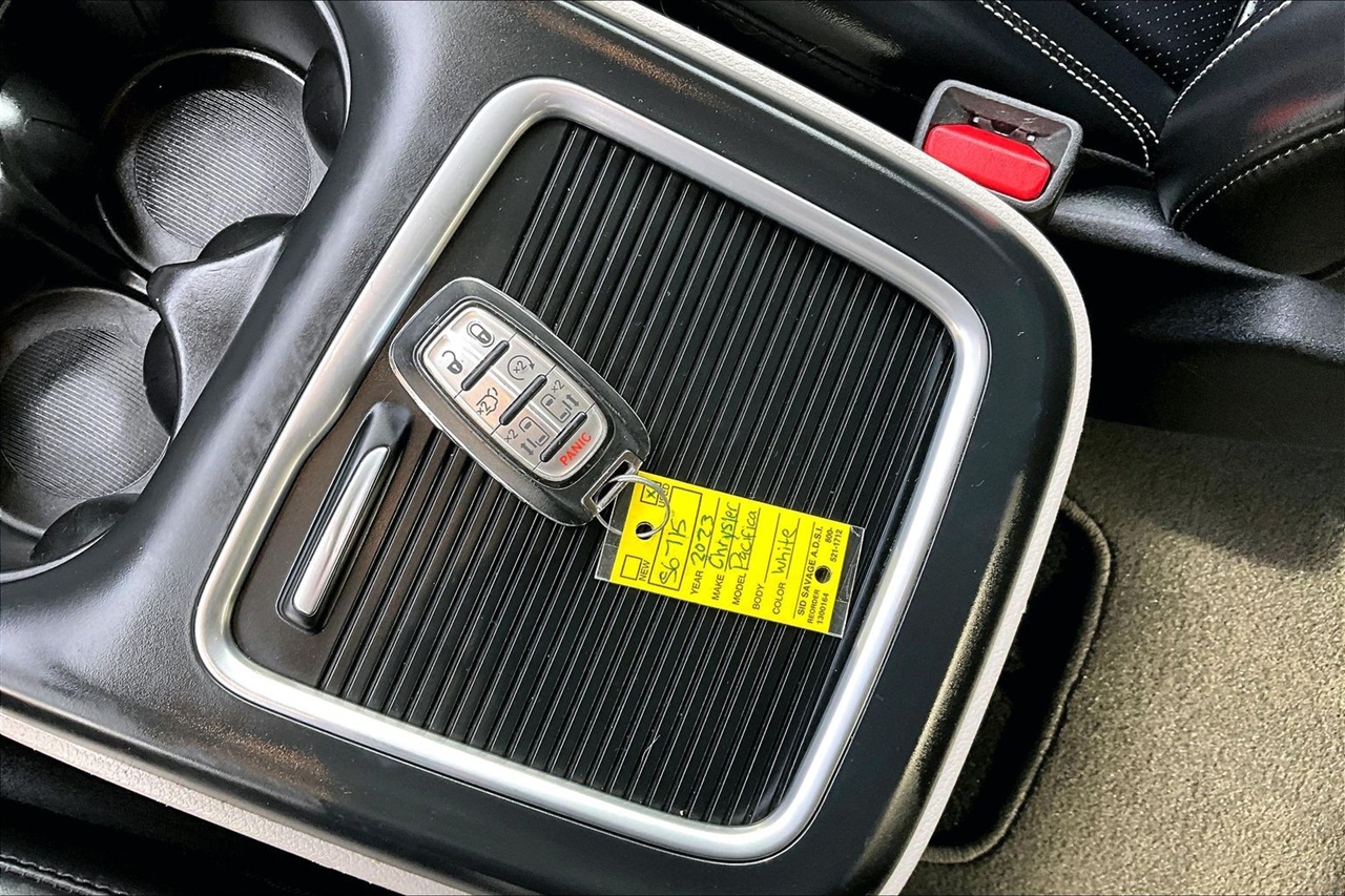 Chrysler Pacifica Touring L FWD 2023