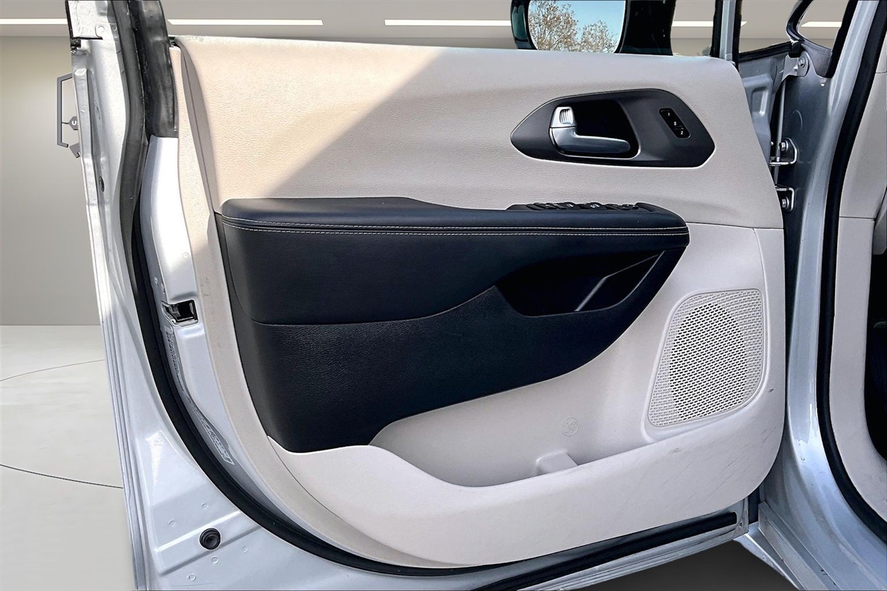 Chrysler Pacifica Touring L FWD 2024