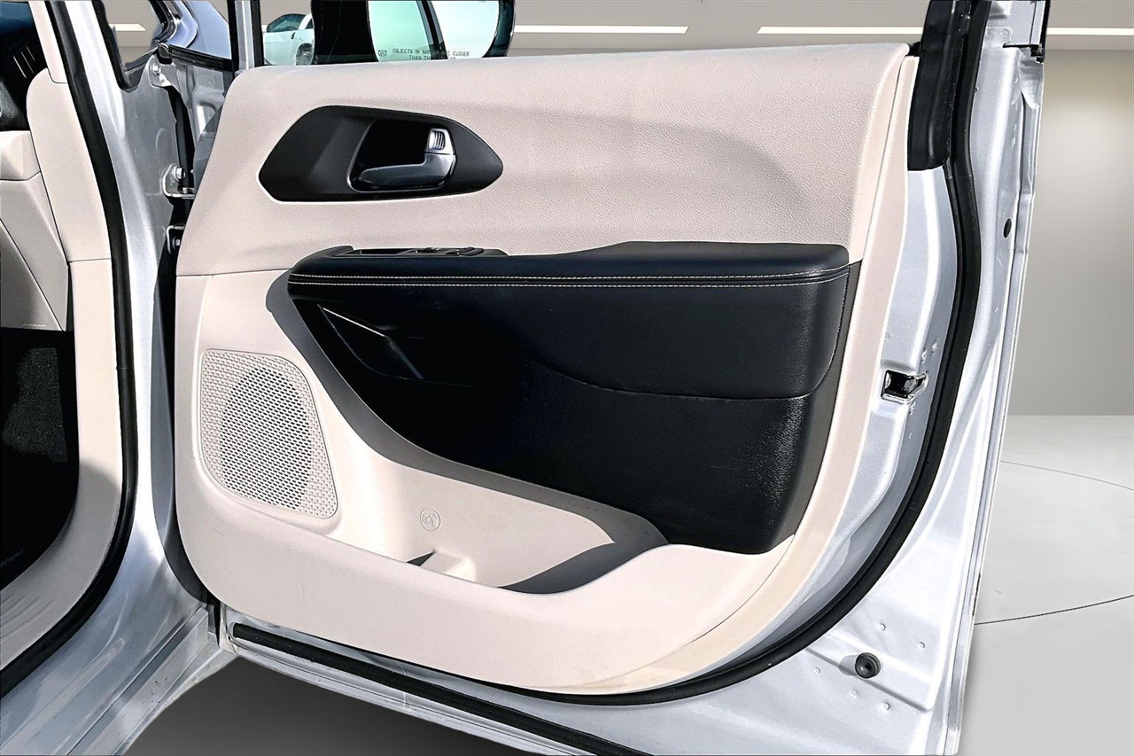 Chrysler Pacifica Touring L FWD 2024