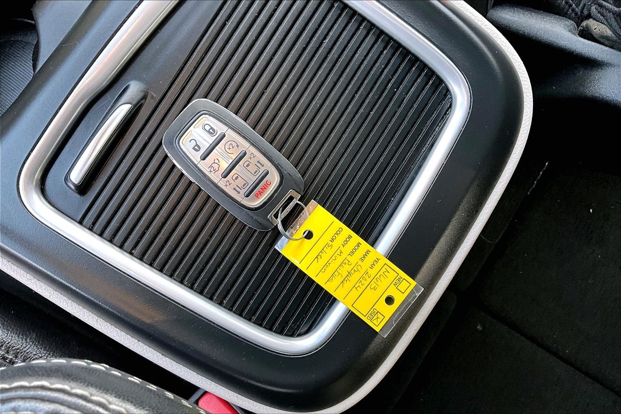 Chrysler Pacifica Touring L FWD 2024