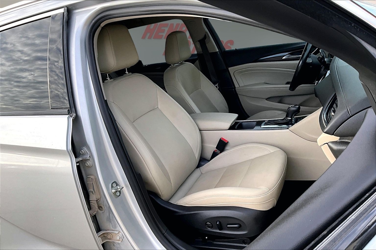 Buick Regal TourX 5dr Wgn Essence AWD 2018