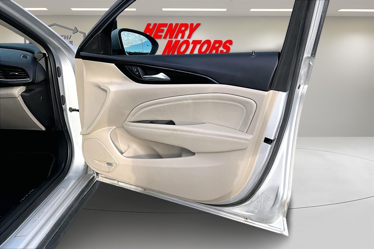 Buick Regal TourX 5dr Wgn Essence AWD 2018