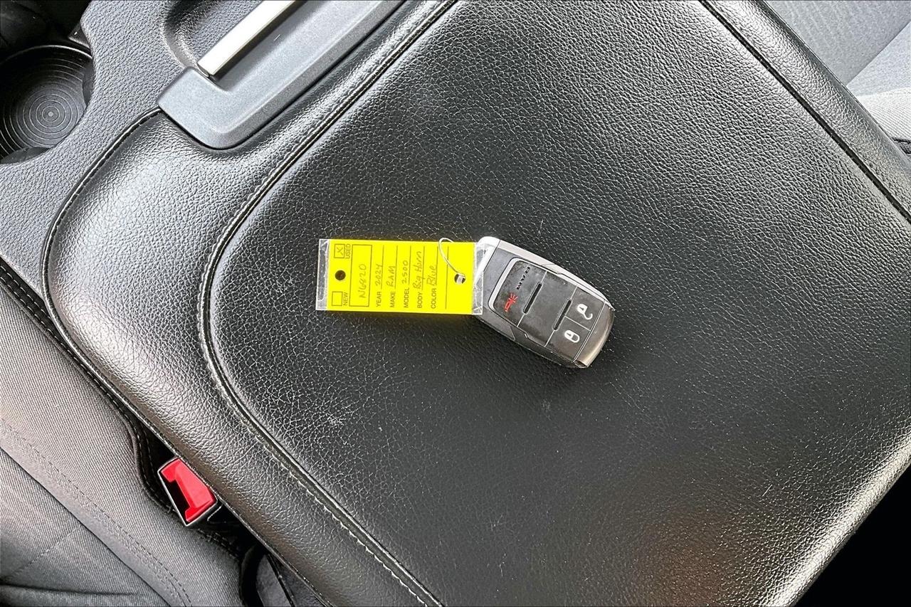 RAM 2500 Big Horn 4x4 Crew Cab 6'4" Box 2024