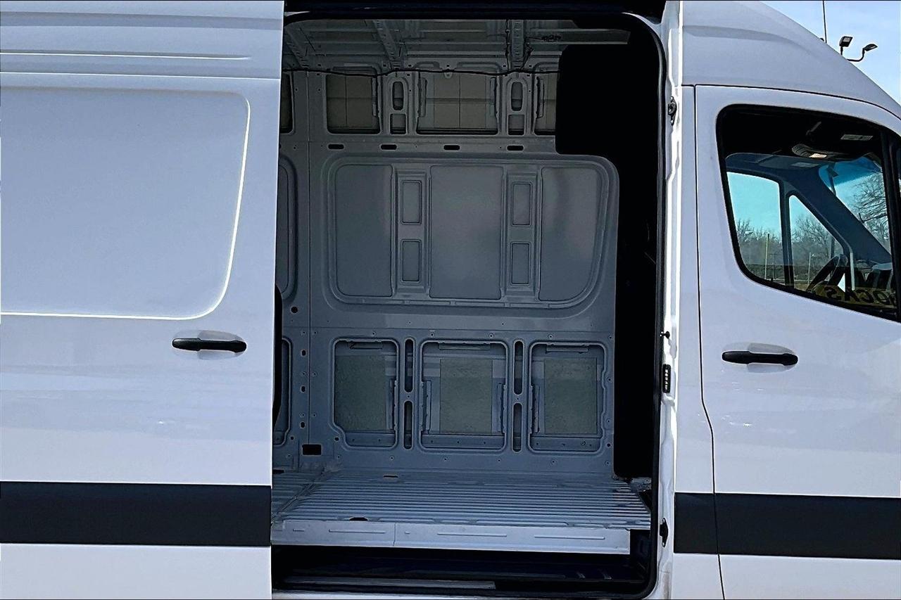 Mercedes-Benz Sprinter Van 2500 High Roof V6 144" 4WD 2024